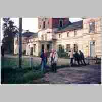 070-1030 Parnehnen 1993 - Kurt Rosenwald mit Ehefrau vor dem Schloss .JPG
